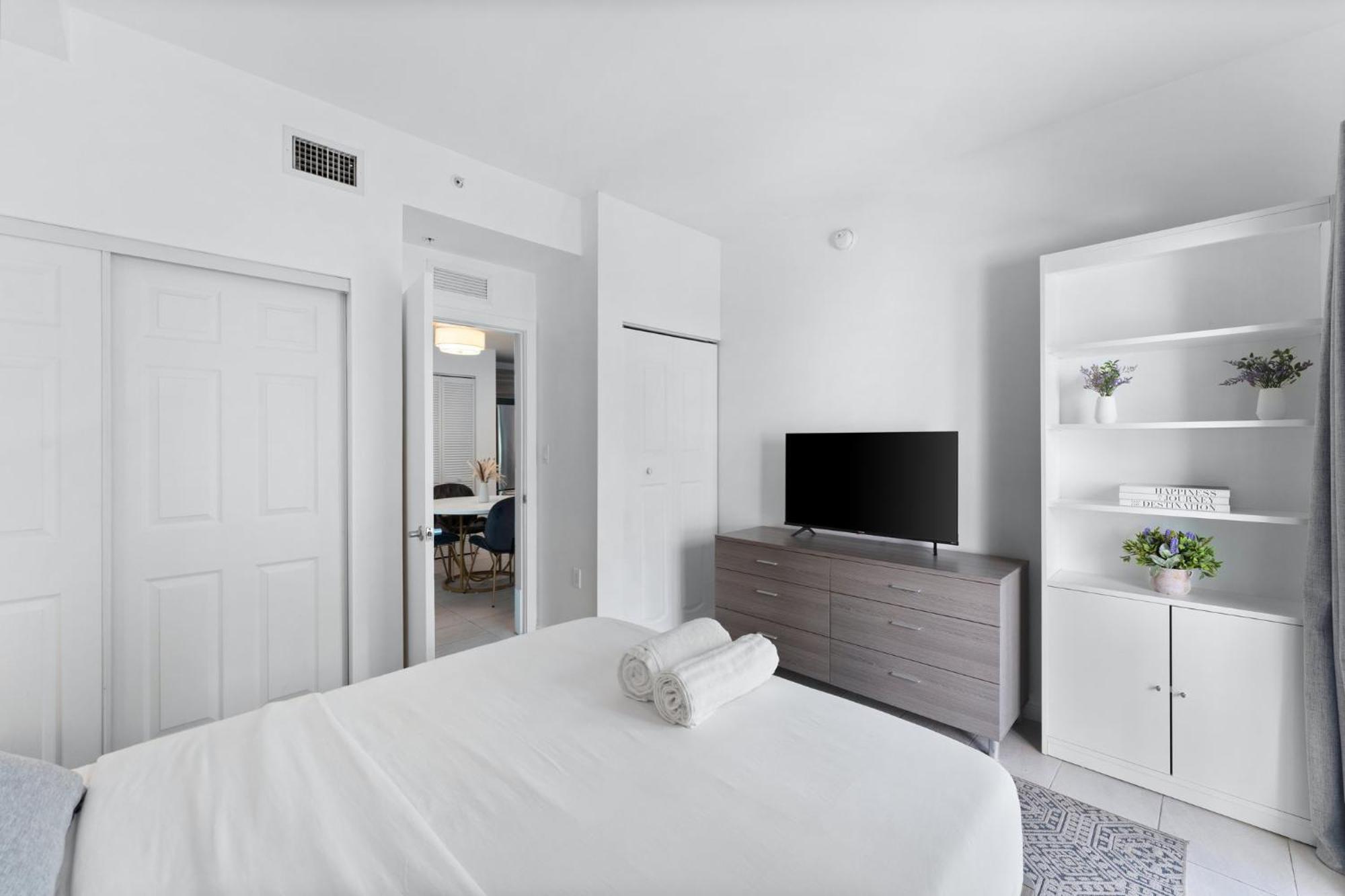 Modern Apartment In Edgewater Miami Rum bild